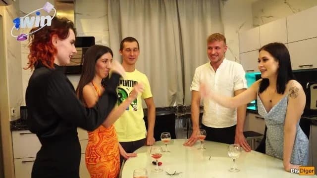 Bữa Tiệc Tình Dục Swingers Đỉnh Cao Mừng Năm Mới 2026